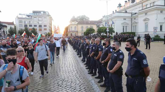 Трима ранени полицаи и 18 задържани след нощния протест
