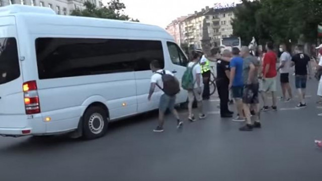 СДВР показа видеоматериали, документирали насилието срещу полицаи (КАДРИ)