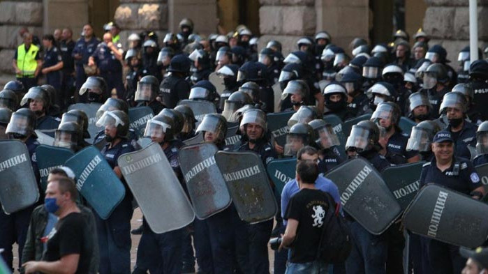 Полицай е ранен с бомбичка на протеста (ВИДЕО)