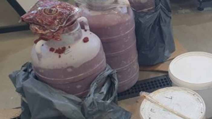 Митничарите на Дунав мост задържаха 238 кг тютюн за наргиле, скрит в туршия и доматено пюре