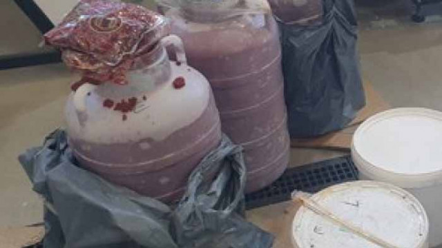 Митничарите на Дунав мост задържаха 238 кг тютюн за наргиле, скрит в туршия и доматено пюре