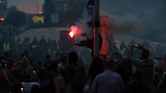 25-годишен е задържаният с повдигнато обвинение след ексцесиите на протеста