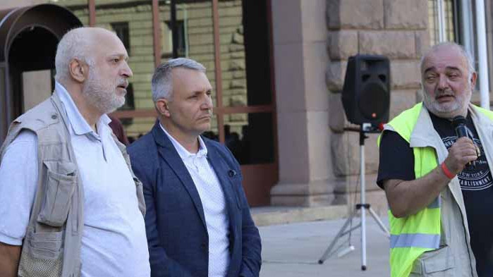 Протестът бил надпартиен, но „отровното трио“ държи микрофона