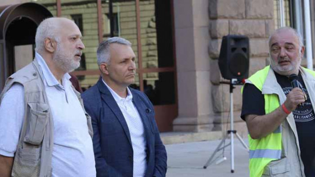 Протестът бил надпартиен, но „отровното трио“ държи микрофона