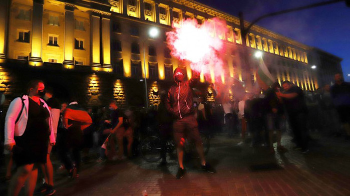 Искат постоянен арест за четирима, чупили Народно събрание 2