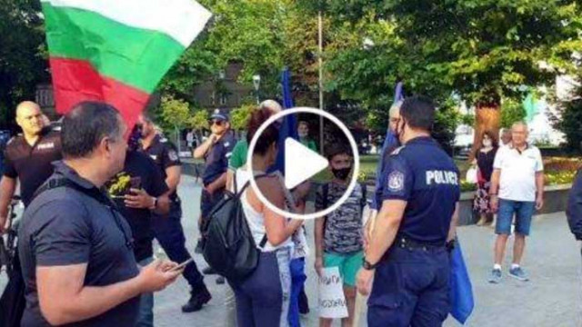 Срам! Партийни агитки срязаха европейското знаме в центъра на Варна!