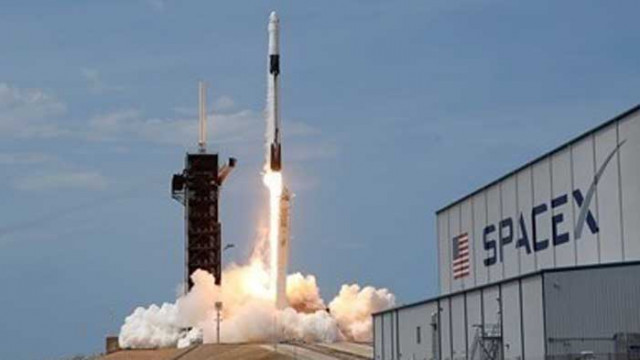 Екипажът на "Спейс Екс" се връща на Земята през август