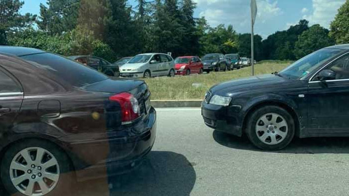 Километрични опашки на входа на Албена