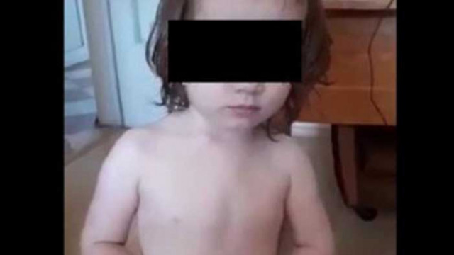 Майката, била детето си в клип, е отведена в полицията