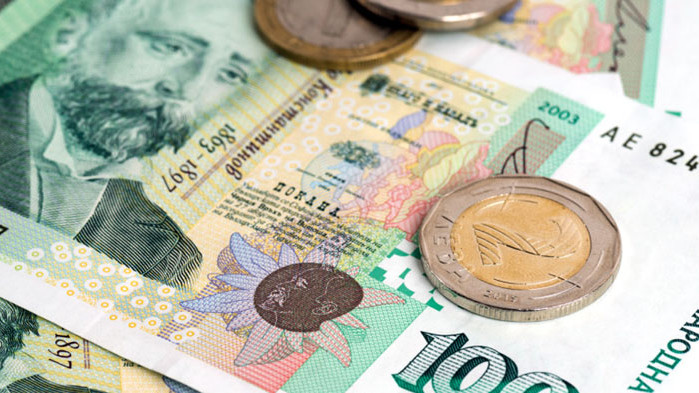 Обвиняват двама, опитали да принудят мъж да изтегли от сметката си 20 бона