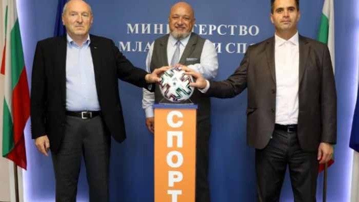 БСТ осигурява 1190 футболни топки за отборите от Първа лига