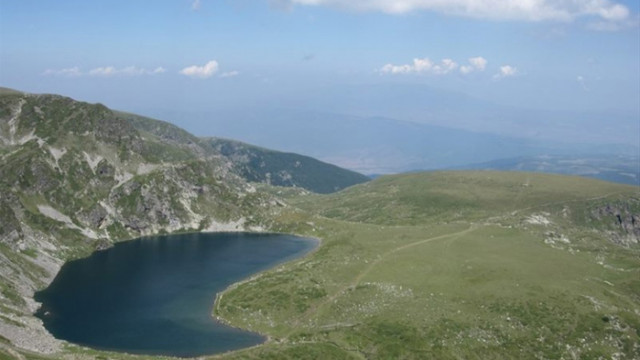 Издирват сръбски туристи, къпали се на Рилските езера