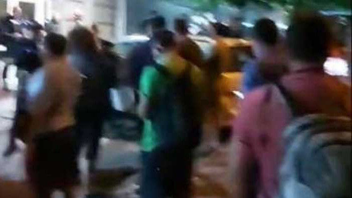 Протестиращи обкръжиха БНТ, вътре са Нинова и Дариткова