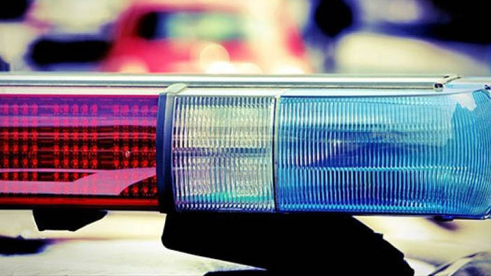 Мъж опуши блок и нападна полицаи, дошли да го евакуират