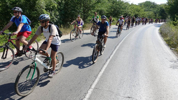 Близо 500 души се включиха във Велообиколката на Варненското езеро тази неделя!