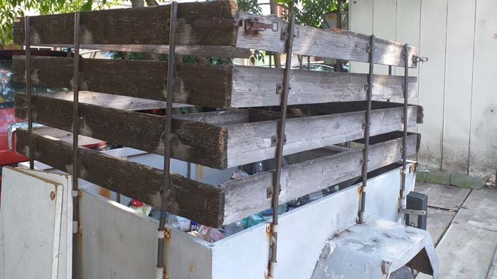 Неизползвано ремарке за кола се превърна в контейнер за отпадъци на Кооперативния пазар във Варна