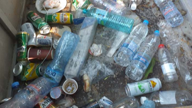 Неизползвано ремарке за кола се превърна в контейнер за отпадъци на Кооперативния пазар във Варна