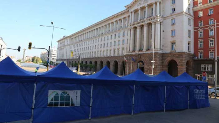 Еднаквите палатки на протестиращите озадачиха минувачи (СНИМКИ)