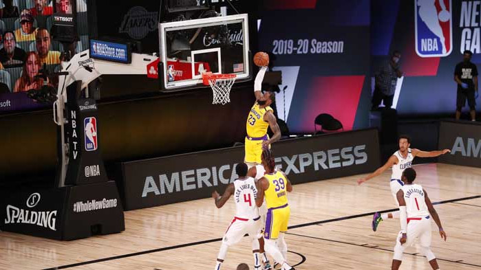 Добавка на ЛеБрон донесе успеха на Лейкърс над Клипърс при завръщането на НБА