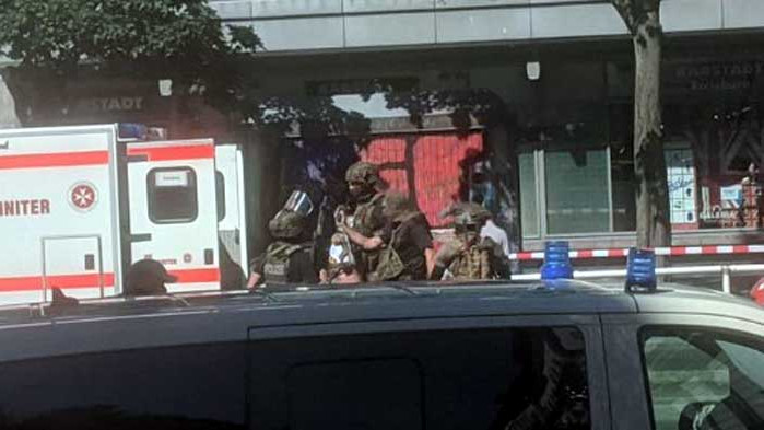 Четирима нападнаха мол в Берлин, има тежко ранени