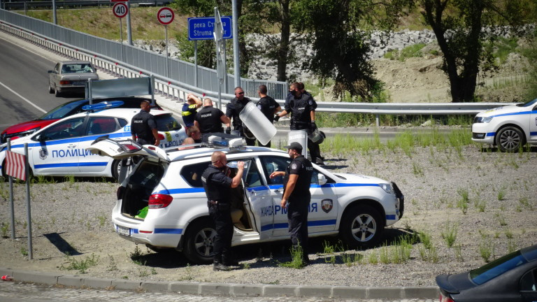 Разследват нападение на полицай над протестиращ в Благоевград