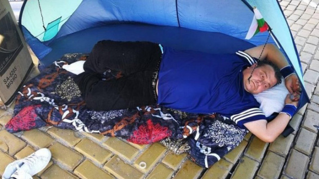 Обявилият гладна стачка не плащал издръжка, бившата му жена избягала от града заради тормоз