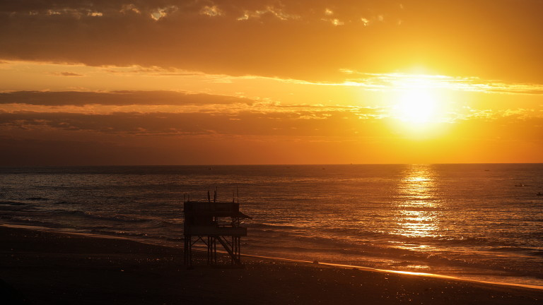 Пластмасови лентички изхвърля морето край Кара дере