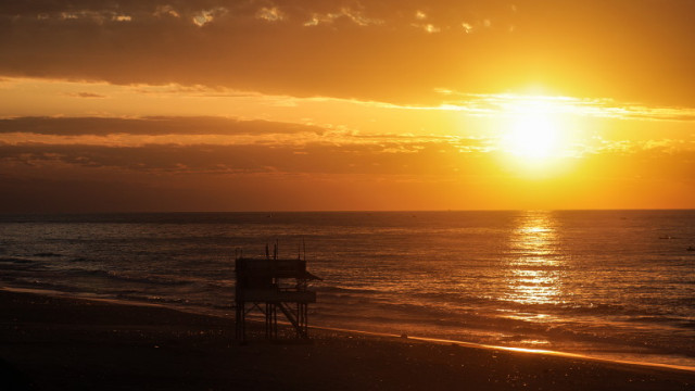Пластмасови лентички изхвърля морето край Кара дере