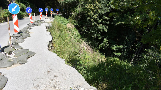 Кметът на Асеновград даде старт на укрепителните дейности по свлачището