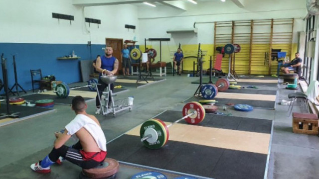 Щангистите тренират в новата зала в Белмекен