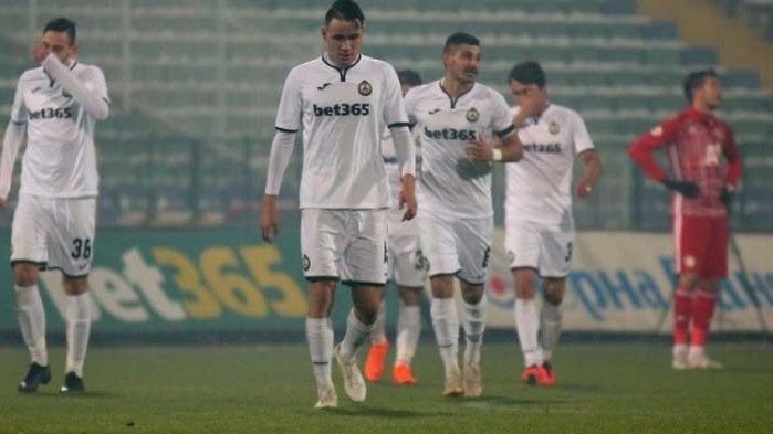 Янис Карабельов напуска Славия?