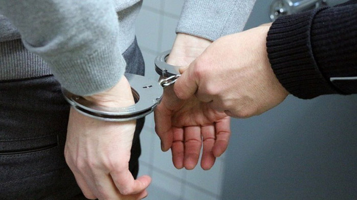 Белезници за 25-годишен, ударил полицай