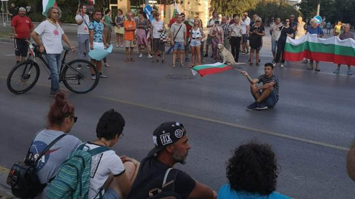 Цирк, обвинения за наркотици и за едната бройка меле на палатковия лагер снощи