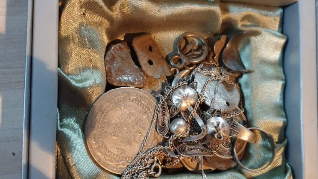 Иззеха 268 антики от офиса на Божков