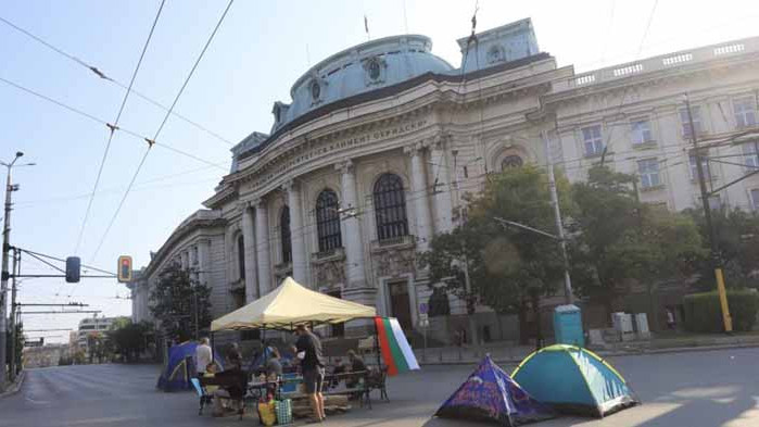 Блокадите в София остават, готвят протест пред НС