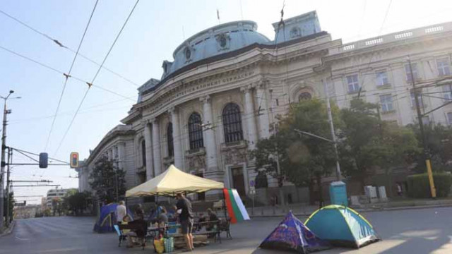 Блокадите в София остават, готвят протест пред НС