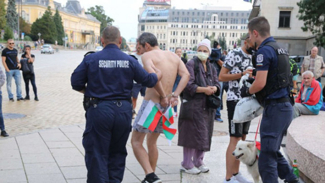 След уриниране по парламента: Задържаха пиян протестиращ по боксерки