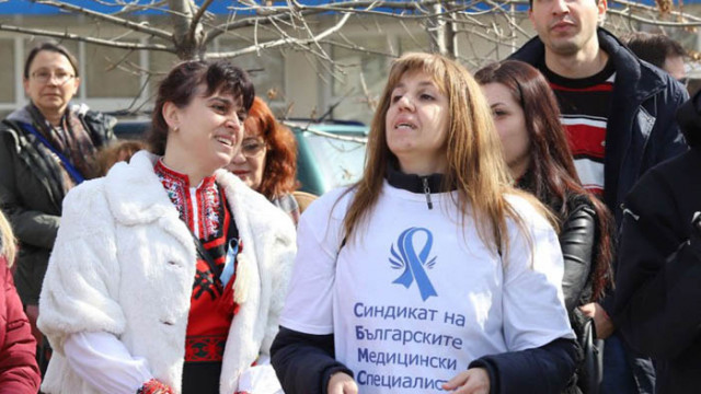 Медицинските сестри на Мая Манолова излизат на палатки пред здравното министерство