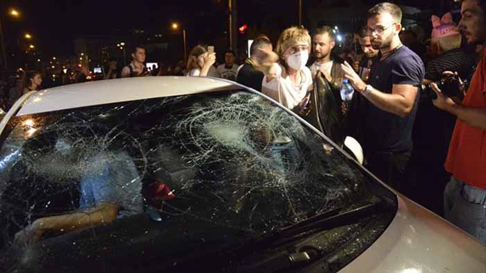 Отново блокираха „Ситняково“, изпочупиха колата на жена – вътре има и деца (ВИДЕО)