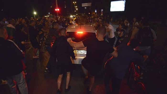 Отново блокираха „Ситняково“, изпочупиха колата на жена – вътре има и деца (ВИДЕО)