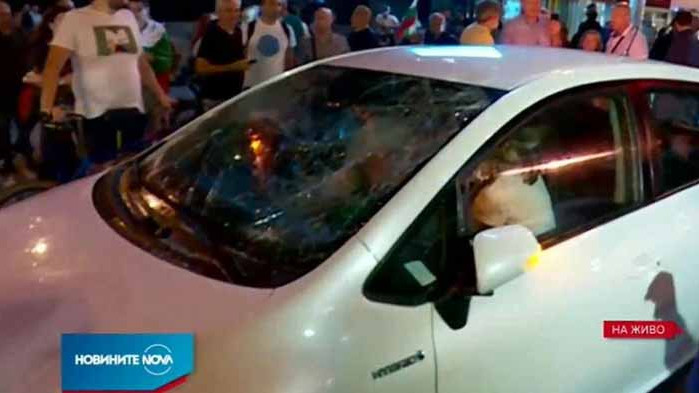 Отново блокираха „Ситняково“, изпочупиха колата на жена – вътре има и деца (ВИДЕО)