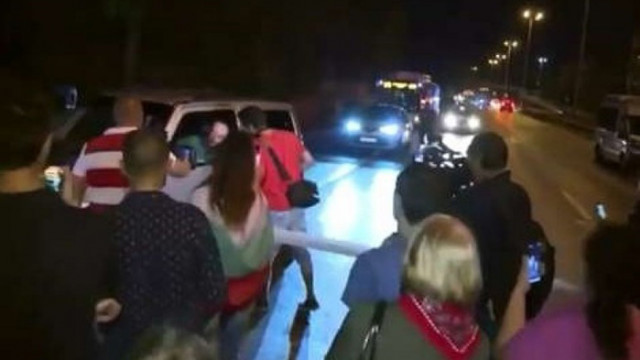 И колата на политолог беше блокирана на „Ситняково“, протестиращи го обвиниха, че е „гербаджия“