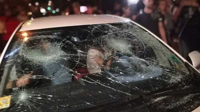 Повдигнаха обвинения на двама, изпотрошили колата на майка с деца на „Ситняково“