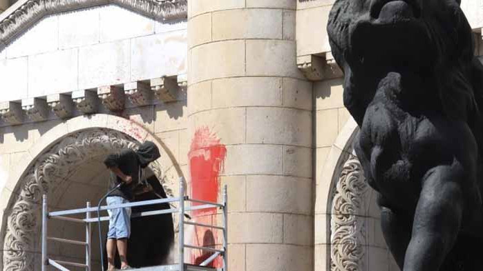 Обвинения за 23-годишен, хвърлял червена боя по Съдебната палата