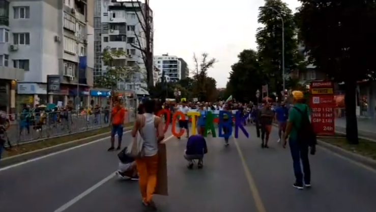 Блокираха кръстовището на Младежкия дом, водачи излязоха от колите си