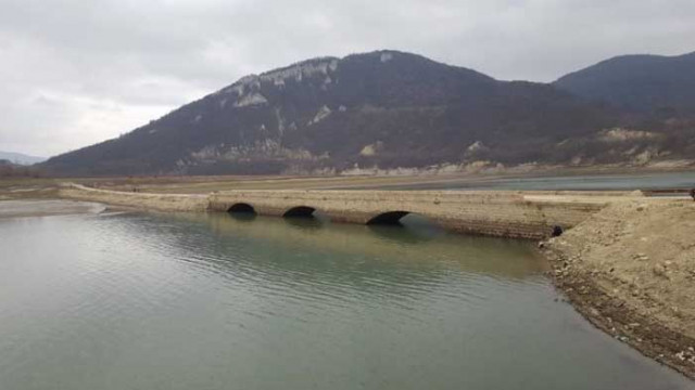 Спряно е изтичането на отпадни води край язовир Цонево