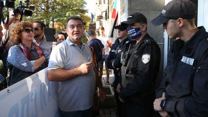 КПКОНПИ: Блокадата на сградата е нарушение на закона