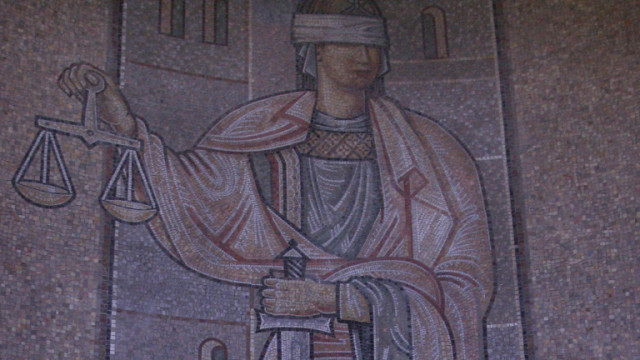 Мъж потроши работното място на жена си заради спор за пари